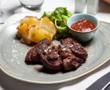 Antricot din vită argentiniană cu cartof copt și salată verde.