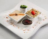 Aperitive mediteraneene: humus, salată de vinete, tzatziki, pastă de măsline