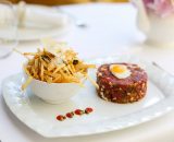 Biftec tartar și cartofi prăjiți cu trufe și parmezan