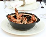 Creveți înăbușiți la ceaun cu roșii cherry, usturoi, peperoncini și busuioc