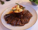 Ficat proaspăt de vițel cu sos brun și ginger