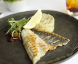 File de seabass cu piure de cartofi și trufe