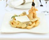 Fritto misto din creveți, inele de calamar, zucchini, măsline cu ton.