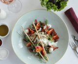 Frunze de spanac și iceberg cu curcan grill și dressing de iaurt cu mentă