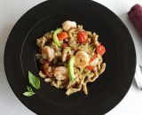 Fusilli integrale cu creveți, roșii cherry și zucchini