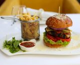 Hamburger gourmet din vită charolaise cu cartofi prăjiți și salată