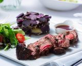 New york strip steak - Black Angus Uruguay cu cartofi prăjiți și salată verde