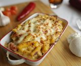 Penne al forno cu pui, mozzarella și sos rose