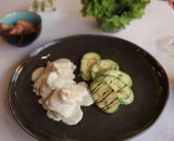 Piept de curcan și creveți cu sos gorgonzola și dovlecei grill