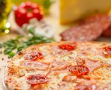 Pizza Boscaiola - mozzarella, sos de roșii, salam, bacon, șuncă