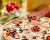 Pizza Capriciosa - sos de roșii, mozzarella, șuncă, ciuperci, măsline, salam