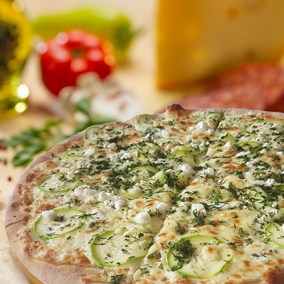 Pizza con zucchini - mozzarella, brânză feta, parmezan, gran cucina, dovlecei, mărar