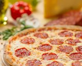 Pizza Diavola picantă, sos roșii, pepperoncini, mozzarella, salam