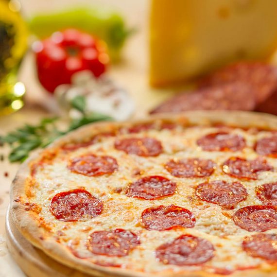 Pizza Diavola picantă, sos roșii, pepperoncini, mozzarella, salam