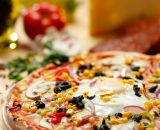 Pizza Gargantua - sos de roșii, mozzarella, ciuperci, bacon, ou, ceapă, șuncă, ardei gras, porumb, măsline