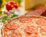 Pizza Marguerita - mozzarella di bufala, sos de roșii, roșii proaspete