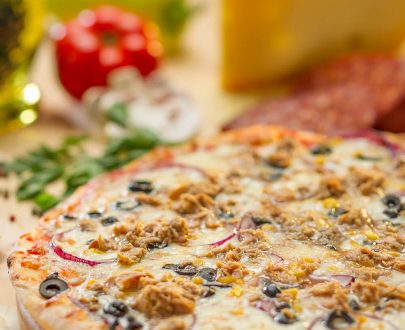 Pizza Pescatore - ton, porumb, mozzarella, ceapă, măsline, sos roșii