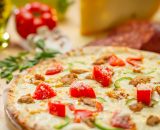 Pizza Pollo - sos alb, mozzarella, piept de pui, roșii, ardei gras, porumb dulce, parmezan