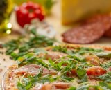 Pizza prosciutto crudo e rucola - sos de roșii, mozzarella, prosciutto crudo, rucola