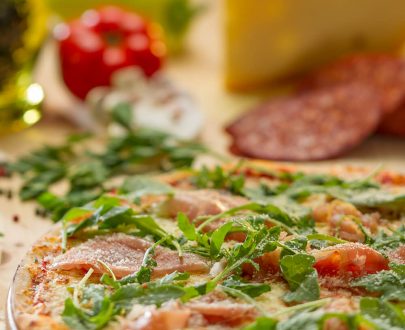 Pizza prosciutto crudo e rucola - sos de roșii, mozzarella, prosciutto crudo, rucola