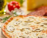 Pizza prosciutto e funghi - sos de roșii, mozzarella, șuncă, ciuperci