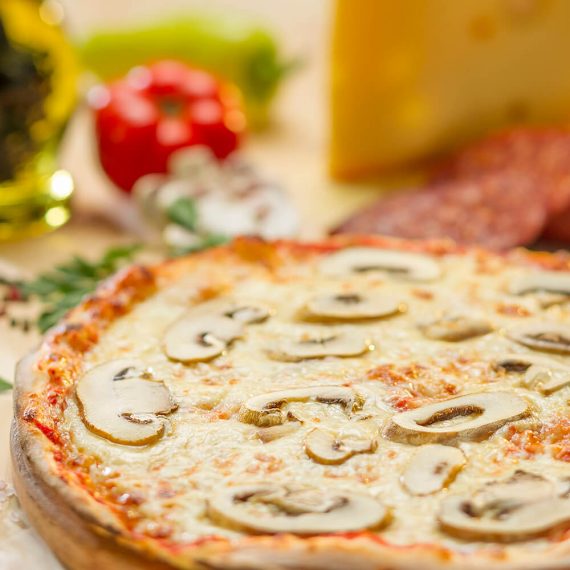 Pizza prosciutto e funghi - sos de roșii, mozzarella, șuncă, ciuperci
