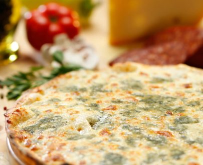 Pizza Quattro Formaggi - mozzarella, parmezan, brânză brie, gorgonzola, smântână