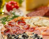 Pizza Quattro Stagioni - sos de roșii, mozzarella, șuncă, ciuperci, măsline, salam