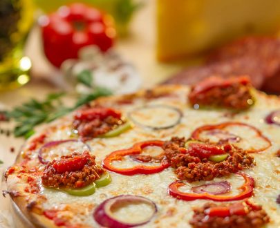 Pizza Ragu - sos roșii , vrăbioară de mânzat, mozzarella, usturoi, ceapă, sare, piper, oregano