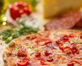pizza Țărănească - sos de roșii, mozzarella, cârnați, șuncă, bacon, ardei gras, ceapă roșie
