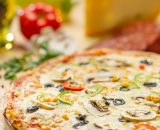 Pizza vegetariană - sos de roșii, măsline, ardei gras, ceapă, porumb, ciuperci, mozzarella