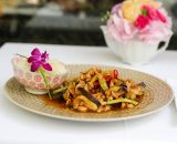 Pui stir-fry cu legume la wok și orez basmati