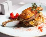 Pulpă de rață crocantă pe varză călită