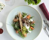 Salată cu mușchi de vită la grătar și sos gorgonzola cu iaurt