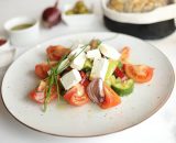 Salată grecească după rețetă tradițională: ulei de măsline Kalamata, brânză feta de capră, castraveți, ardei gras, roșii, măsline, ceapă