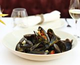 Scoici mariniere cu sos de vin și țelină verde