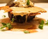 Skyscraper din mușchi de vită, foie gras și sos de trufe negre cu coniac