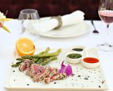 Ton în crustă de susan alb-negru cu sparanghel